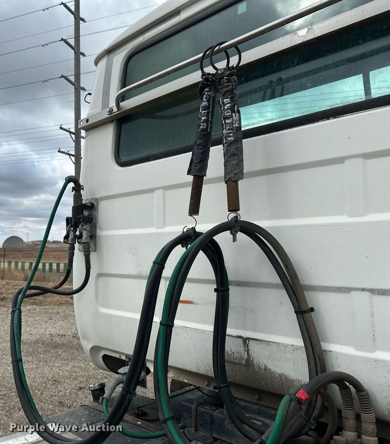 image for item DV0623 1995 Mack DM690S semi truck