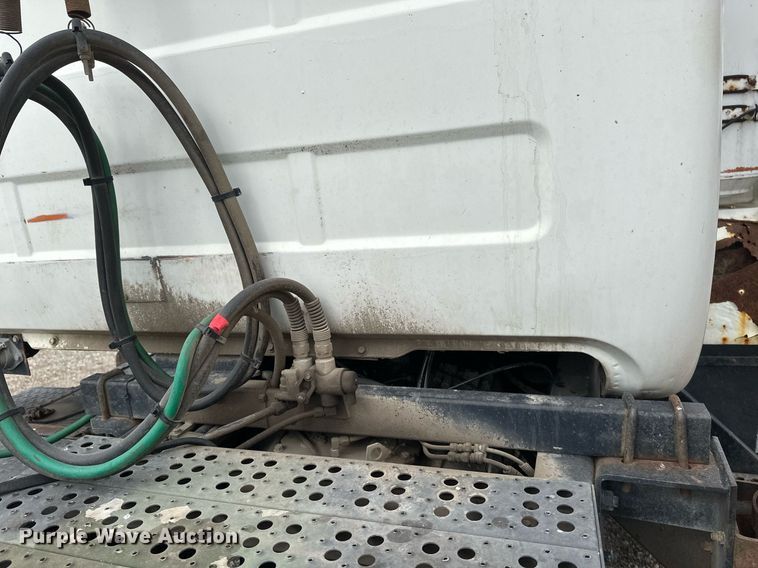 image for item DV0623 1995 Mack DM690S semi truck