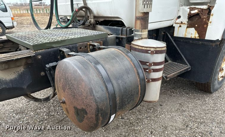 image for item DV0623 1995 Mack DM690S semi truck