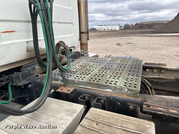 image for item DV0623 1995 Mack DM690S semi truck