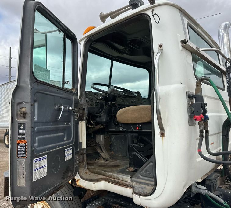 image for item DV0623 1995 Mack DM690S semi truck