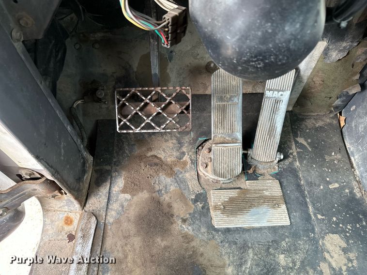 image for item DV0623 1995 Mack DM690S semi truck