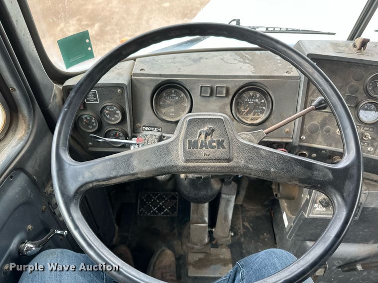 image for item DV0623 1995 Mack DM690S semi truck