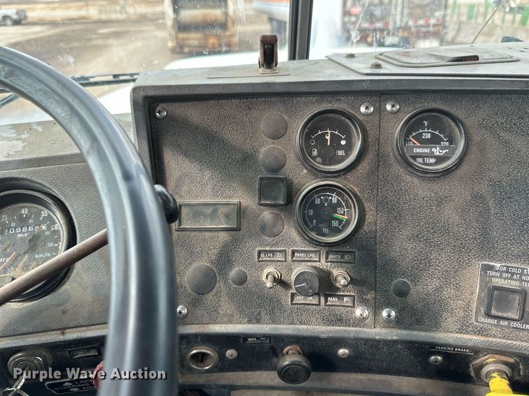 image for item DV0623 1995 Mack DM690S semi truck