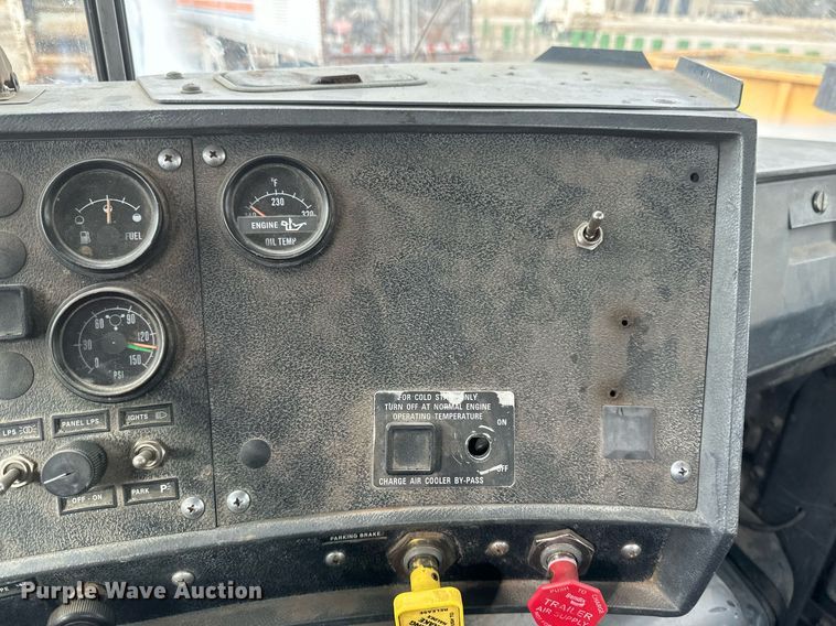 image for item DV0623 1995 Mack DM690S semi truck