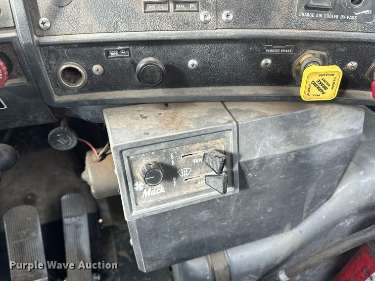 image for item DV0623 1995 Mack DM690S semi truck