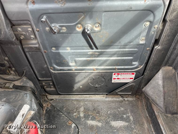 image for item DV0623 1995 Mack DM690S semi truck