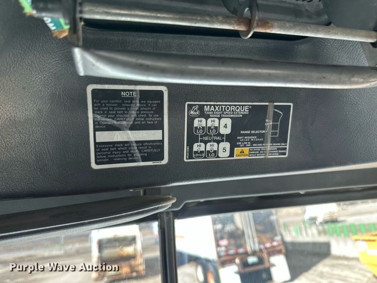 image for item DV0623 1995 Mack DM690S semi truck