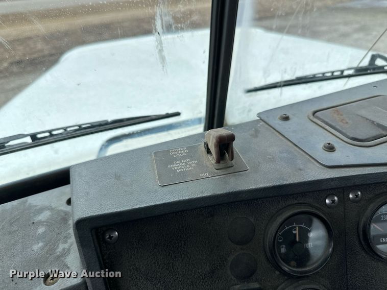 image for item DV0623 1995 Mack DM690S semi truck