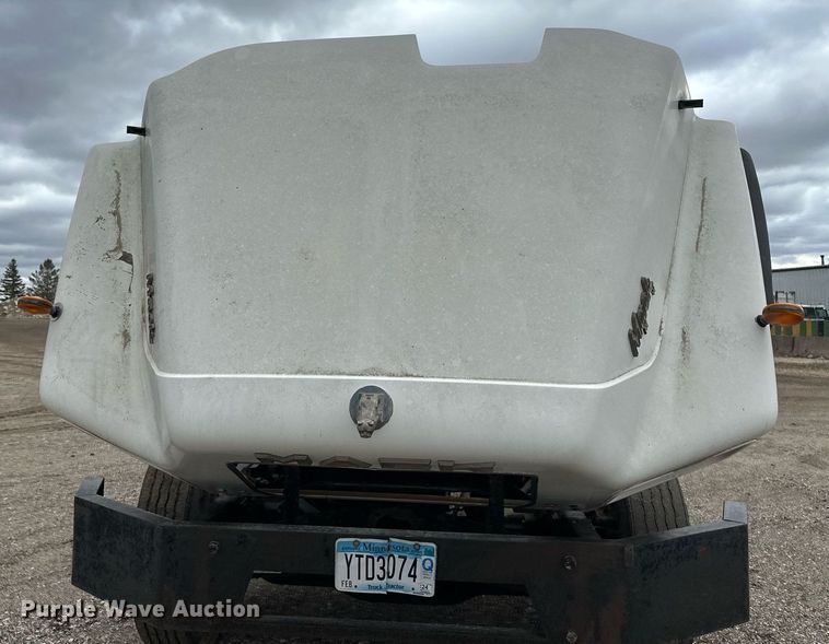 image for item DV0623 1995 Mack DM690S semi truck