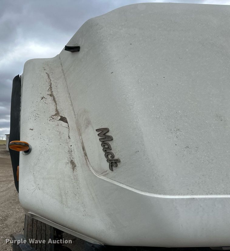 image for item DV0623 1995 Mack DM690S semi truck