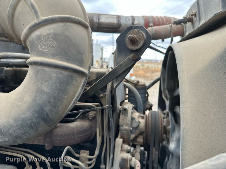 image for item DV0623 1995 Mack DM690S semi truck