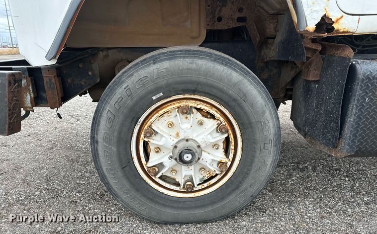 image for item DV0623 1995 Mack DM690S semi truck