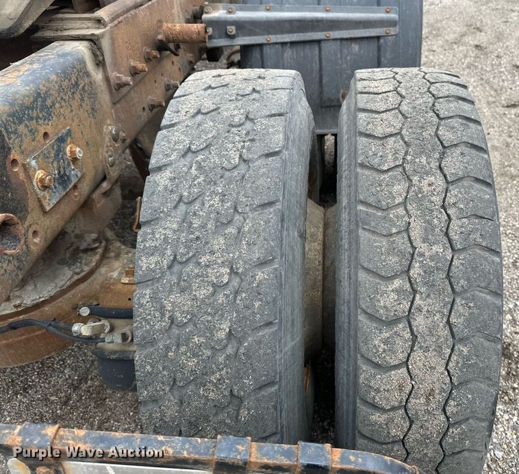 image for item DV0623 1995 Mack DM690S semi truck