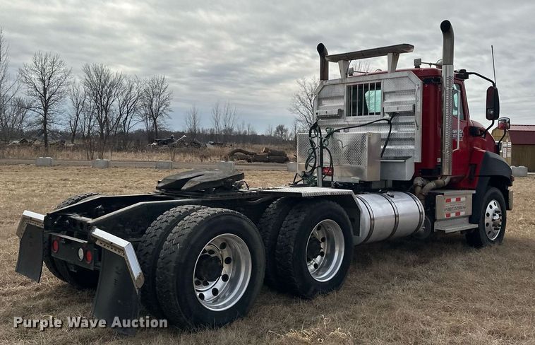 image for item DV0626 2015 Caterpillar CT660S semi truck