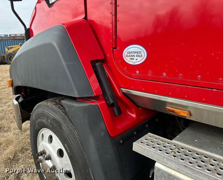 image for item DV0626 2015 Caterpillar CT660S semi truck