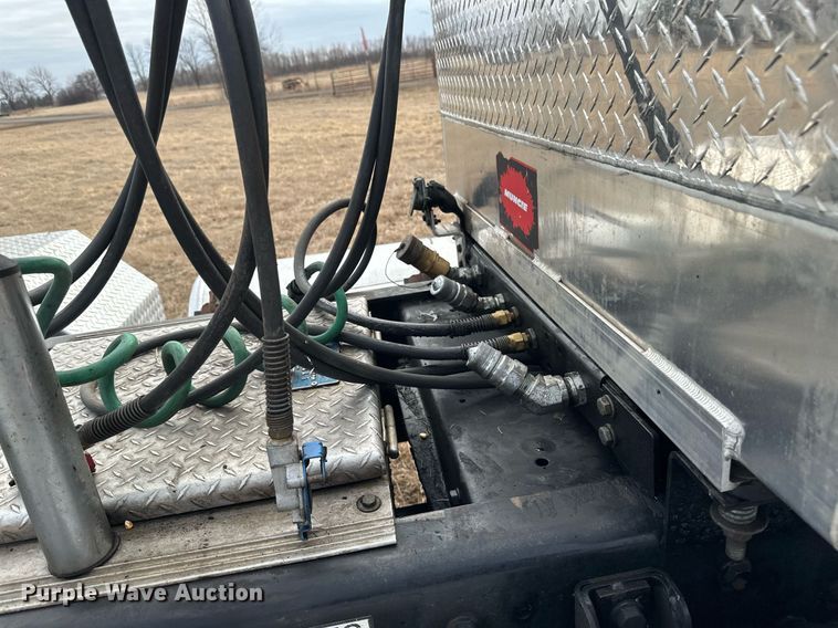 image for item DV0626 2015 Caterpillar CT660S semi truck