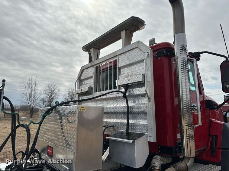 image for item DV0626 2015 Caterpillar CT660S semi truck