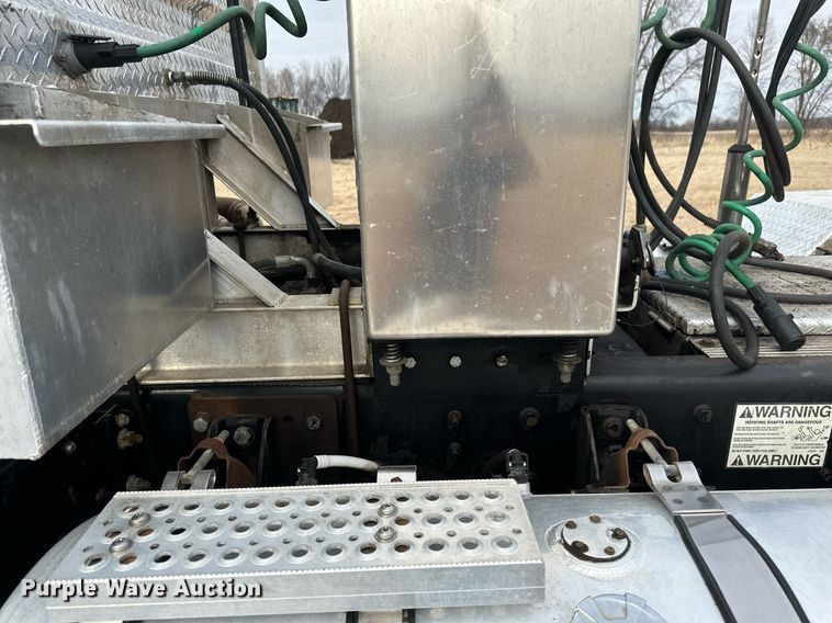 image for item DV0626 2015 Caterpillar CT660S semi truck