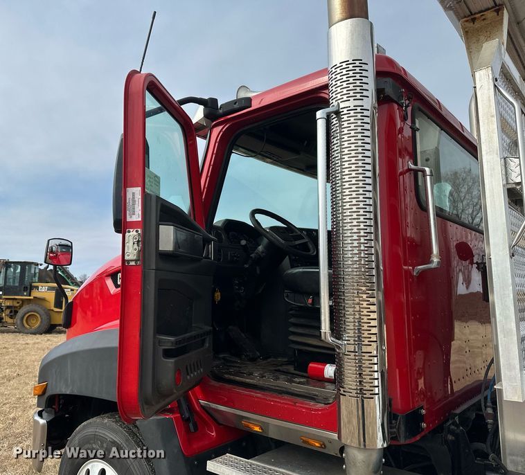 image for item DV0626 2015 Caterpillar CT660S semi truck