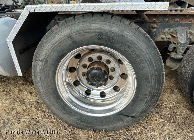 image for item DV0626 2015 Caterpillar CT660S semi truck