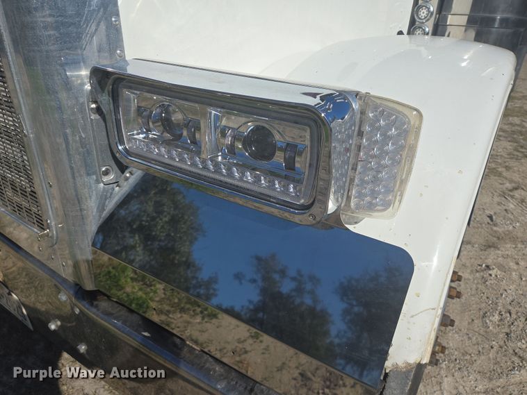 image for item DV1287 2007 Peterbilt 379 semi truck