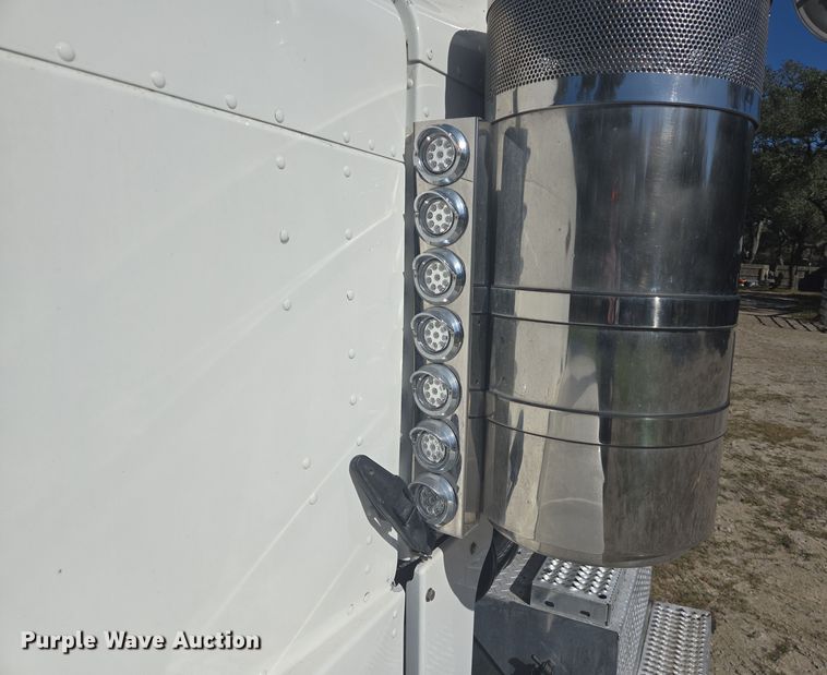 image for item DV1287 2007 Peterbilt 379 semi truck