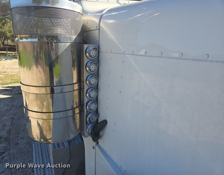 image for item DV1287 2007 Peterbilt 379 semi truck