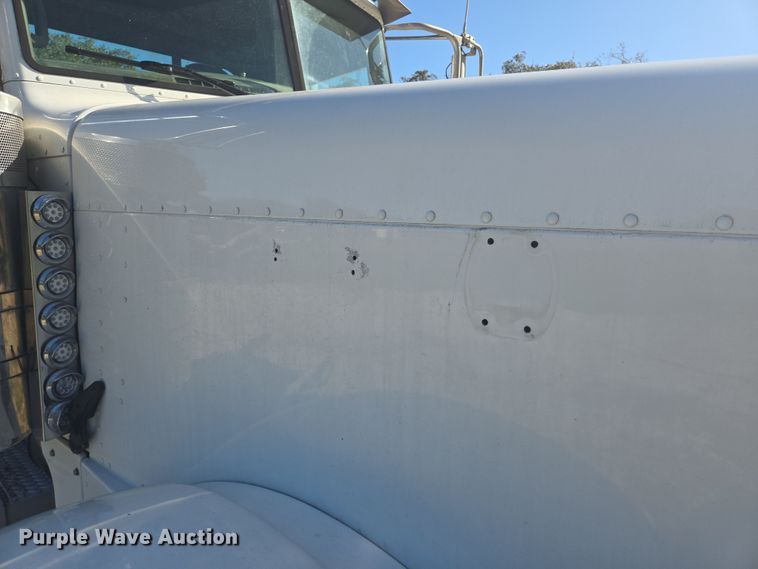 image for item DV1287 2007 Peterbilt 379 semi truck