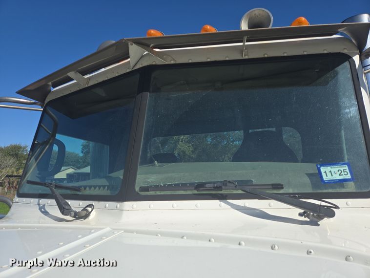 image for item DV1287 2007 Peterbilt 379 semi truck