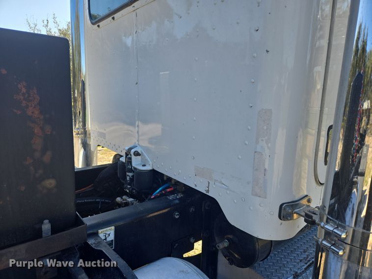 image for item DV1287 2007 Peterbilt 379 semi truck