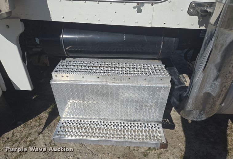 image for item DV1287 2007 Peterbilt 379 semi truck