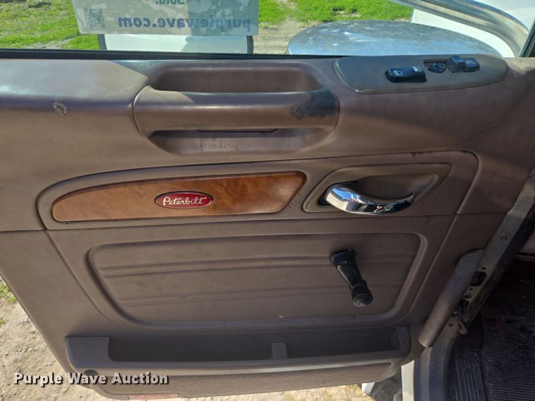 image for item DV1287 2007 Peterbilt 379 semi truck