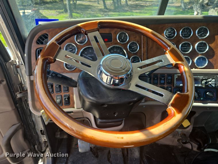 image for item DV1287 2007 Peterbilt 379 semi truck