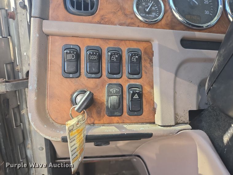 image for item DV1287 2007 Peterbilt 379 semi truck