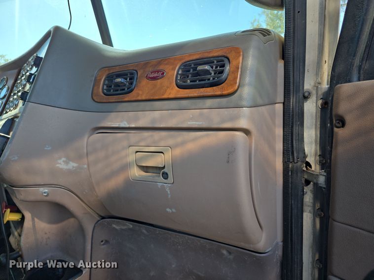 image for item DV1287 2007 Peterbilt 379 semi truck