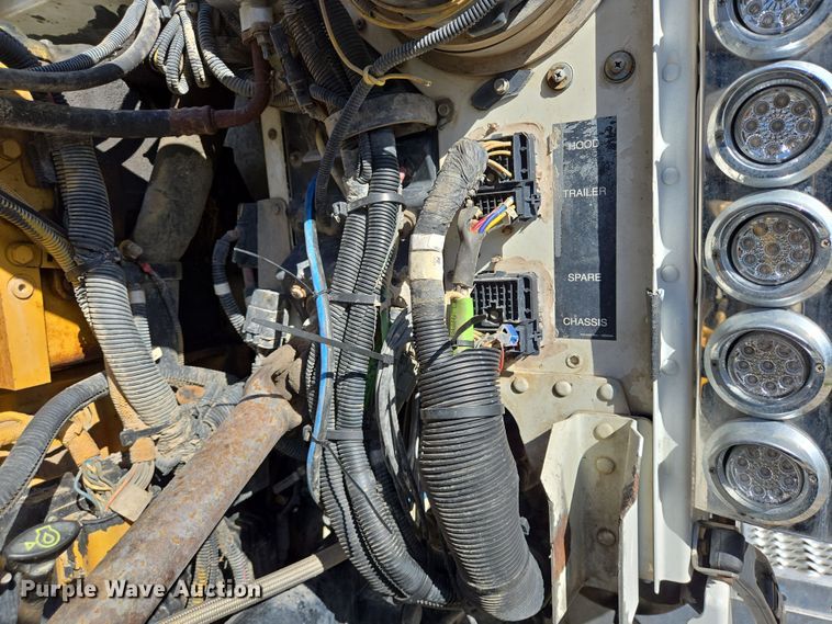 image for item DV1287 2007 Peterbilt 379 semi truck