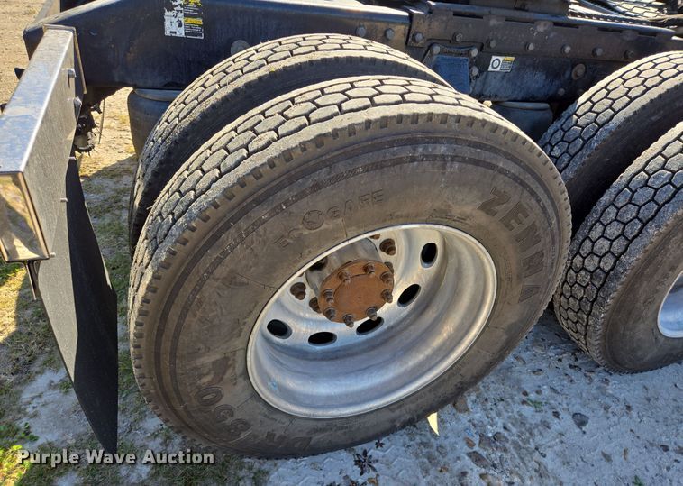 image for item DV1287 2007 Peterbilt 379 semi truck