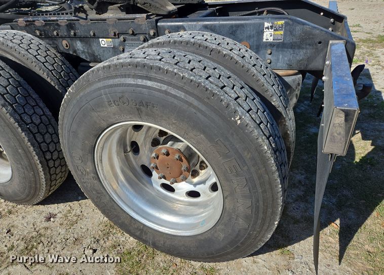 image for item DV1287 2007 Peterbilt 379 semi truck