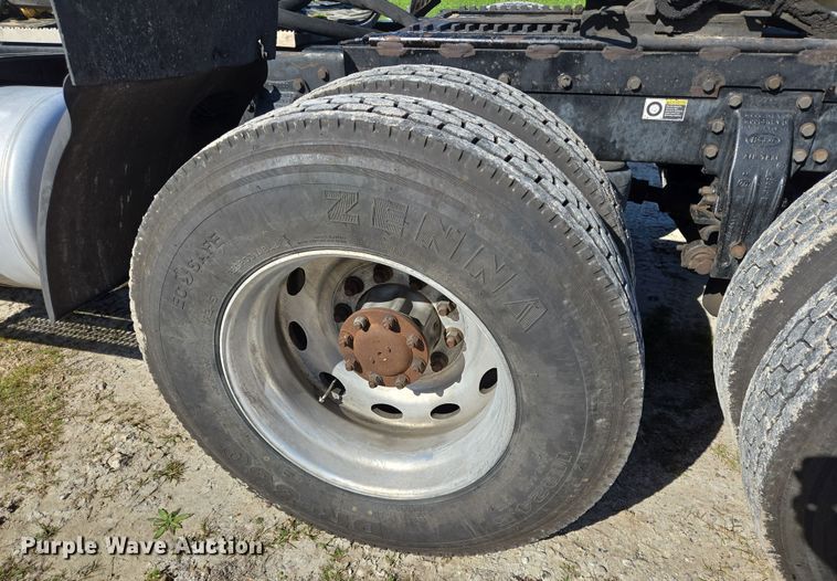 image for item DV1287 2007 Peterbilt 379 semi truck