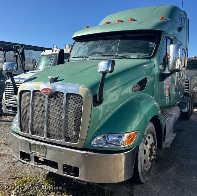 image for item DW1781 2009 Peterbilt 387 semi truck