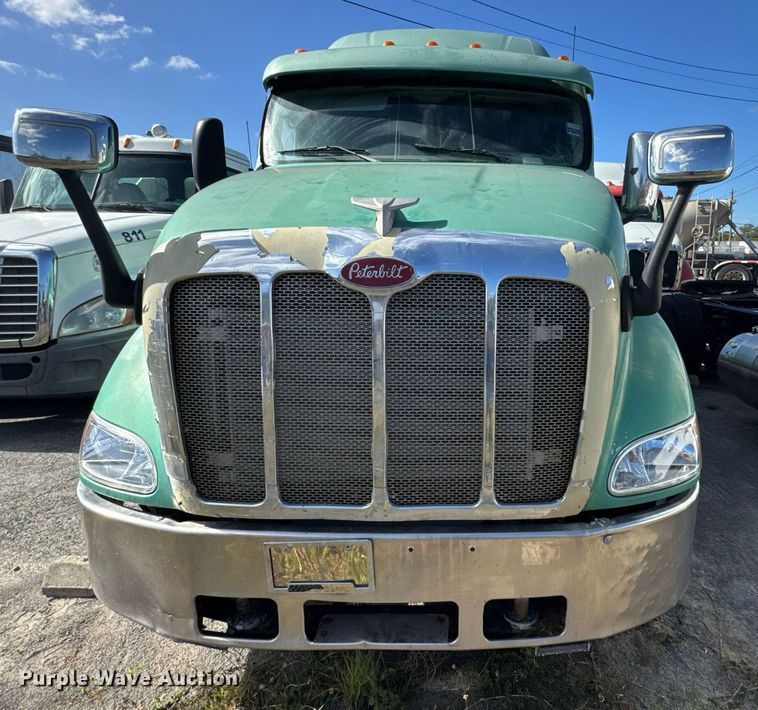image for item DW1781 2009 Peterbilt 387 semi truck