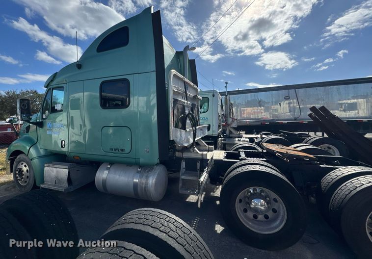 image for item DW1781 2009 Peterbilt 387 semi truck