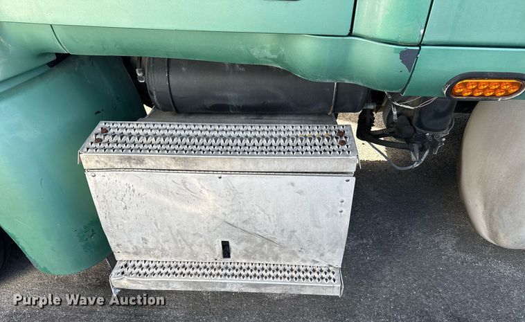 image for item DW1781 2009 Peterbilt 387 semi truck