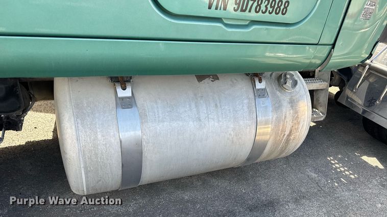 image for item DW1781 2009 Peterbilt 387 semi truck