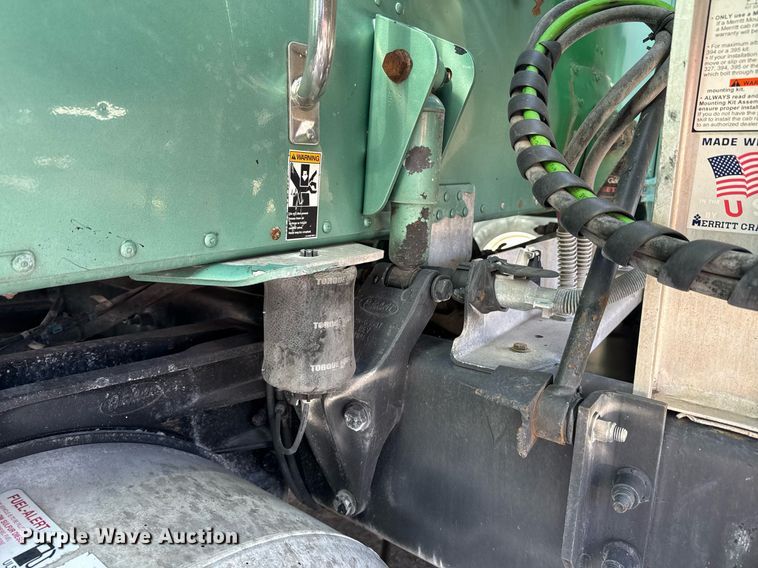 image for item DW1781 2009 Peterbilt 387 semi truck