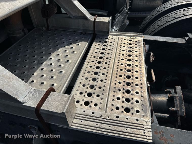 image for item DW1781 2009 Peterbilt 387 semi truck