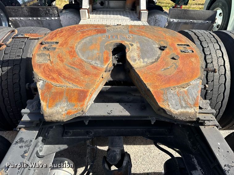 image for item DW1781 2009 Peterbilt 387 semi truck