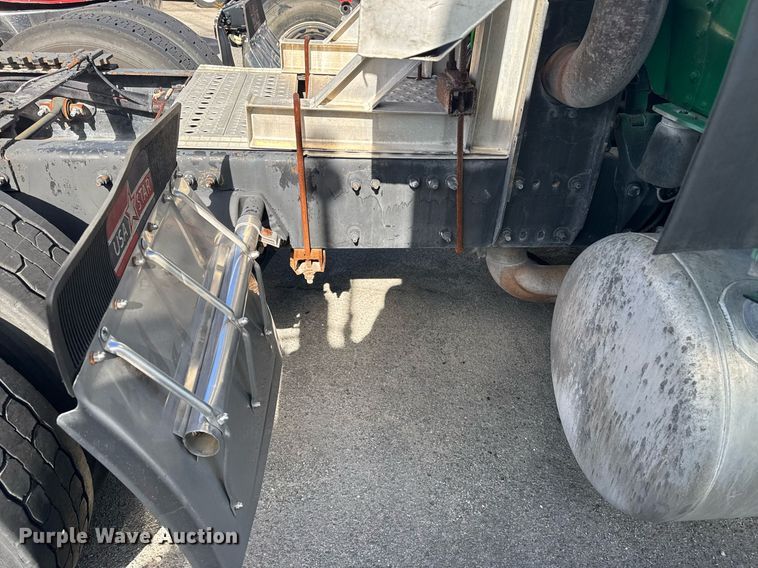 image for item DW1781 2009 Peterbilt 387 semi truck