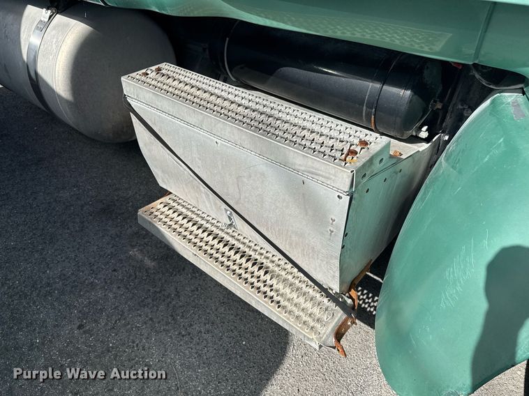 image for item DW1781 2009 Peterbilt 387 semi truck